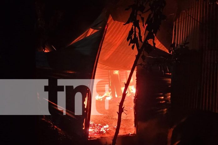 Foto: Incendio arrasa con vivienda de joven madre en el barrio Milagro de Dios, Managua/TN8