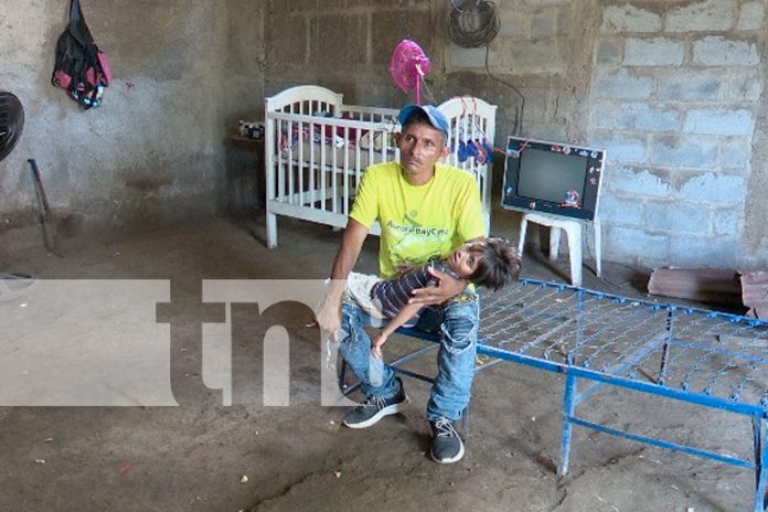 Foto: ¡Ayudemos a Yusdran! Niño con discapacidad fue abandonado por su mamá y su padre esfuerza por él/ TN8