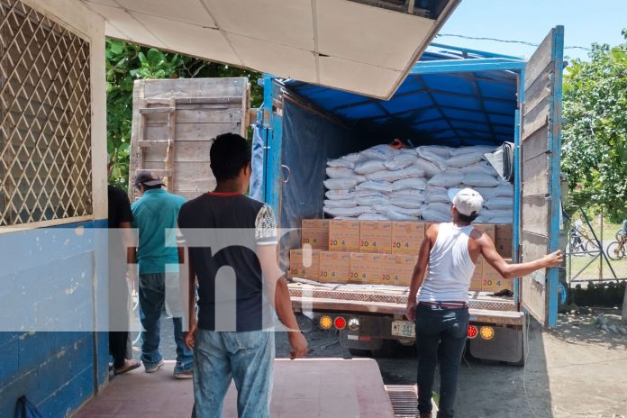 Foto: Estudiantes del Centro Primario Koskooster reciben con alegría la última entrega de merienda escolar en Ometepe