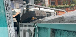 Foto: Camión cargado de arena se estrella contra vivienda en Juigalpa/TN8