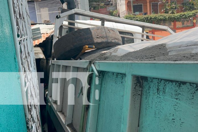 Foto: Camión cargado de arena se estrella contra vivienda en Juigalpa/TN8