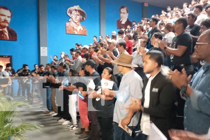 Foto: Reconocen a jóvenes de orgullo patrio en la Cruzada Nacional de Alfabetización/TN8