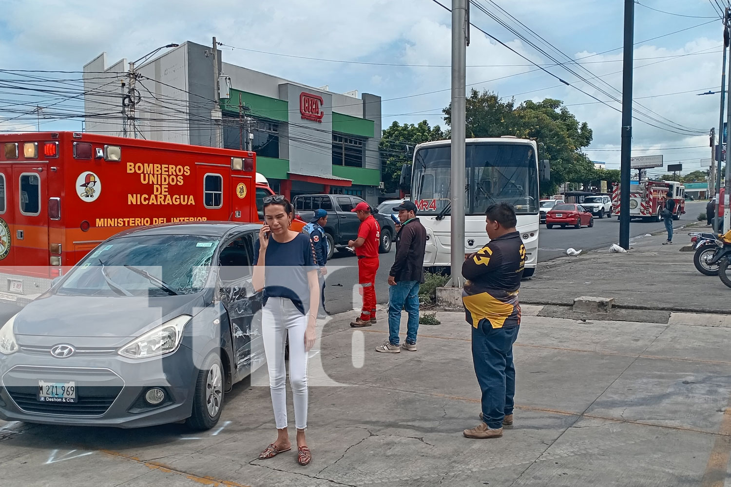 Foto: Bus y automóvil protagonizan choque en plena vía en Altamira, Managua/TN8