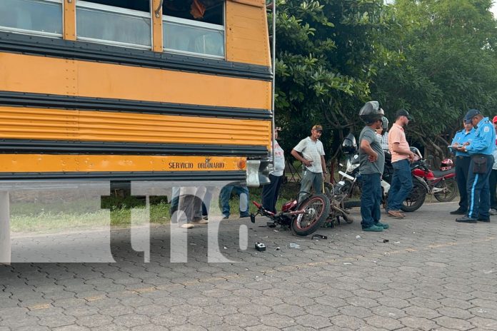 Foto: Motociclista sufre lesiones al chocar con autobús estacionado en Chontales/TN8