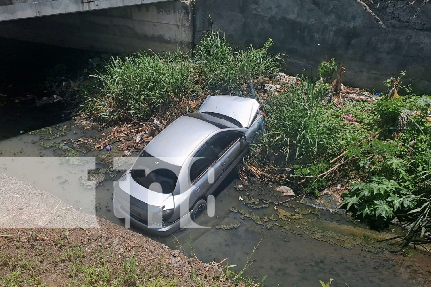 Foto: Conductor ebrio cae en cauce de Managua durante la madrugada/TN8