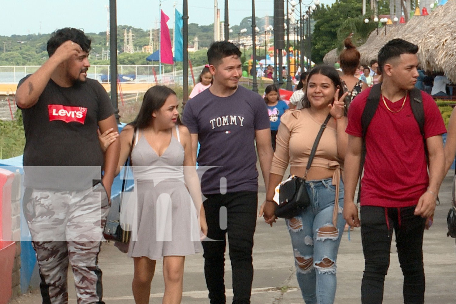 Familias disfrutan del Parque de la Alegría en el Puerto Salvador Allende, Managua