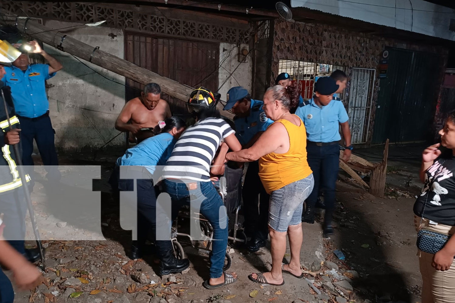 Foto: Bomberos rescatan a joven en silla de ruedas tras caída de árbol en Managua/TN8