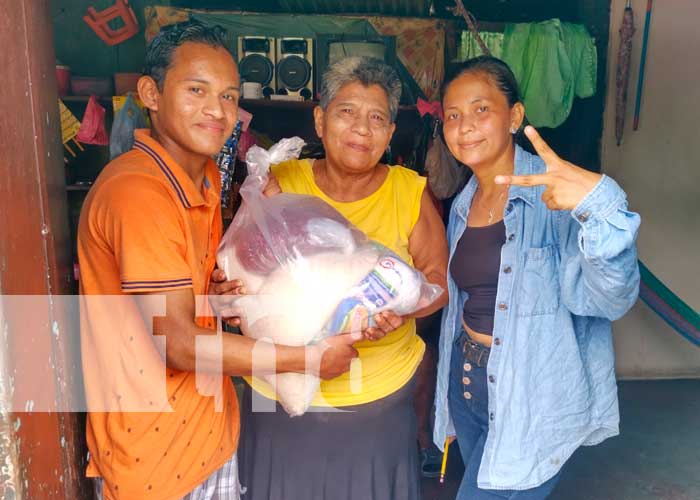 Foto: Gobierno entrega paquetes alimenticios a las familias de la Isla de Ometepe