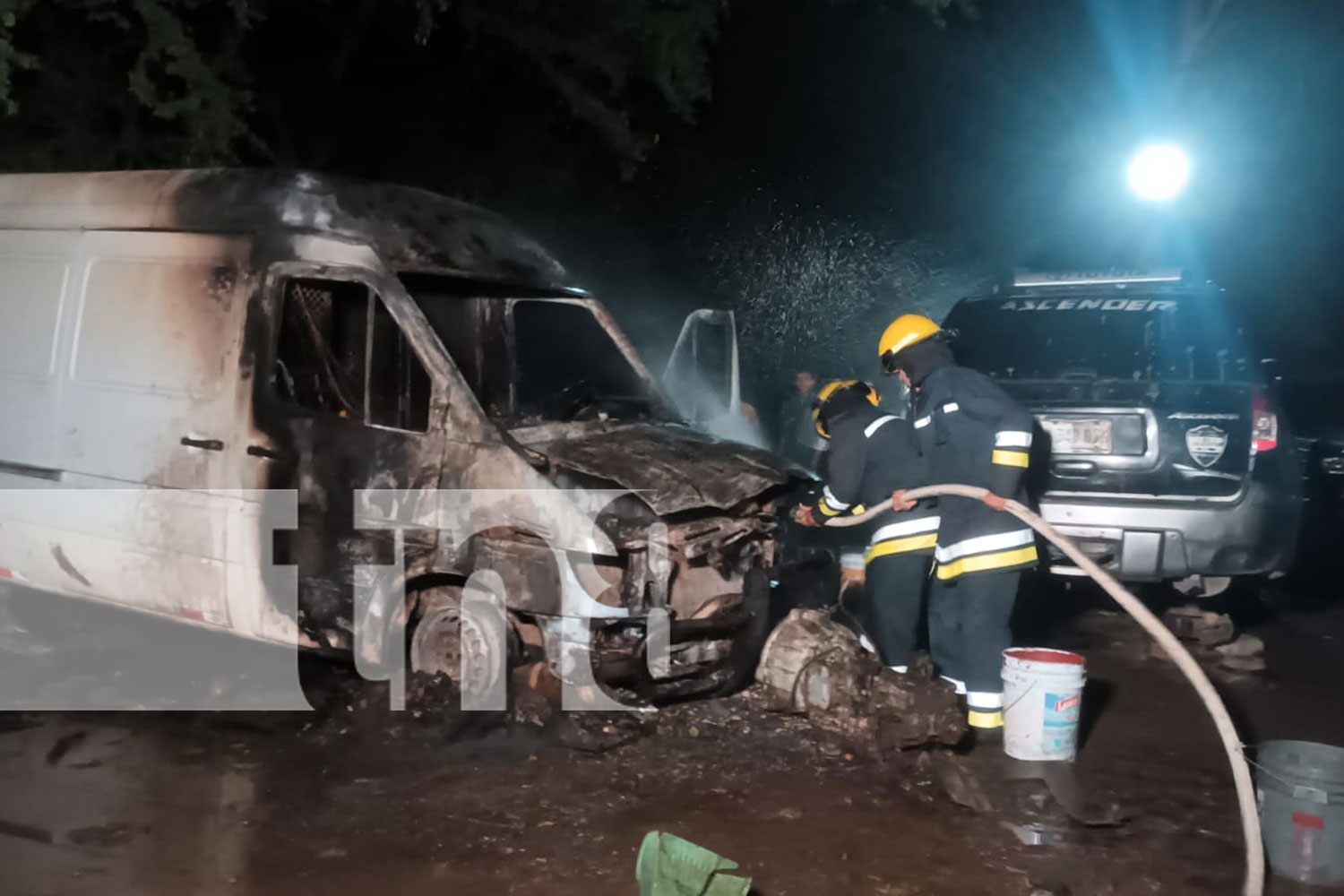 Foto: Fallas mecánicas de dos vehículos desencadena incendio en un parqueo-taller en Sabana Grande, Managua/ tn8