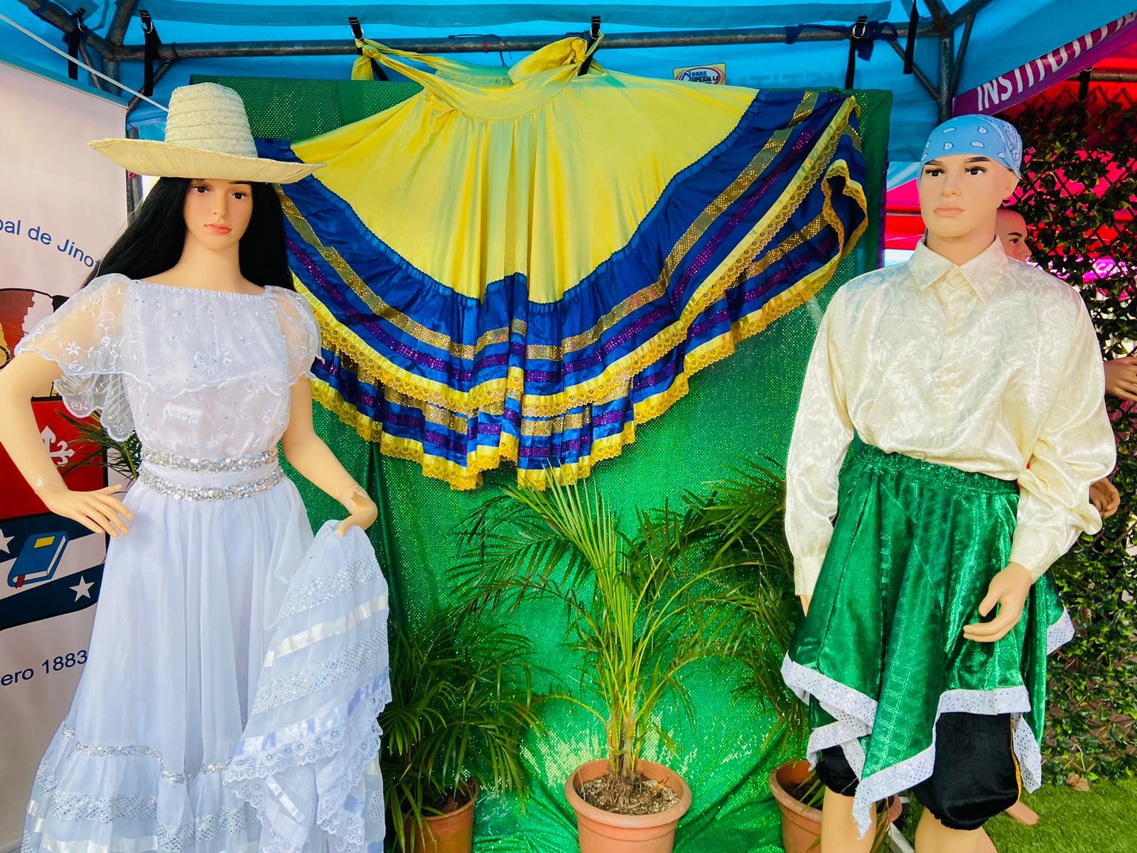 Foto: Ocho municipios exhiben vestimenta tradicional en el Festival de la Cotona en Nicaragua