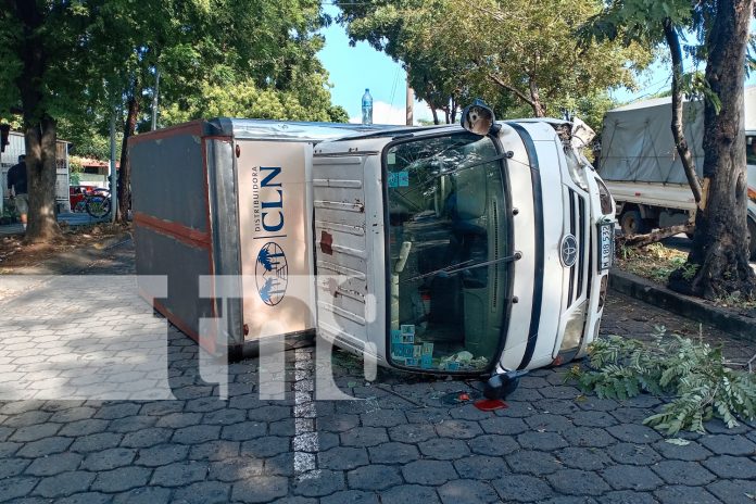 Foto: El camióncito terminó volcado al intentar esquivar un vehículo que invadió su carril en Managua / Tn8