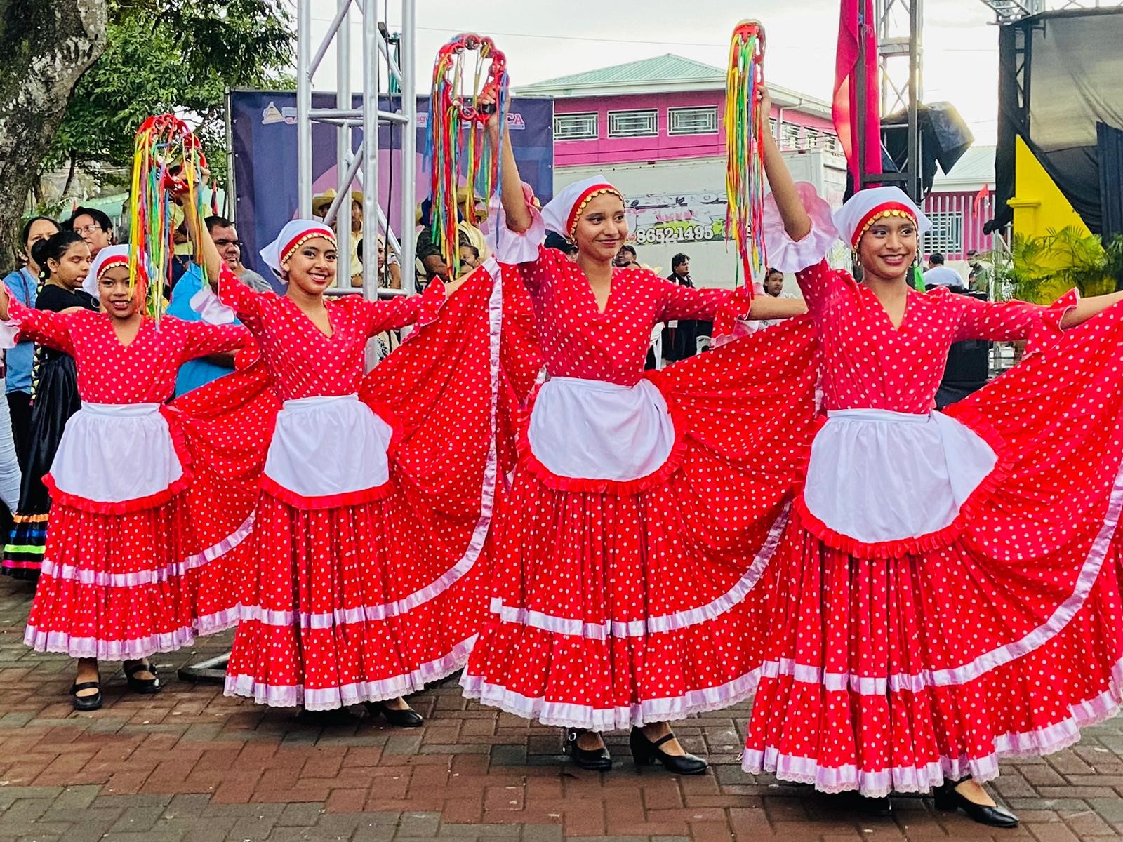 Foto: Ocho municipios exhiben vestimenta tradicional en el Festival de la Cotona en Nicaragua