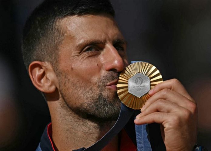 Novak Djokovic con el oro en París