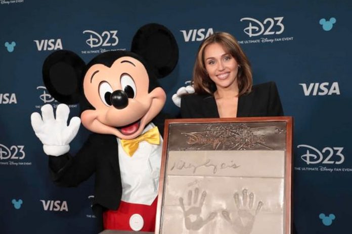 Foto: Miley Cyrus recibe el premio de Leyenda Disney /Cortesía