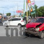 Foto: Imprudente taxista se pasa el semáforo en rojo en Managua/TN8