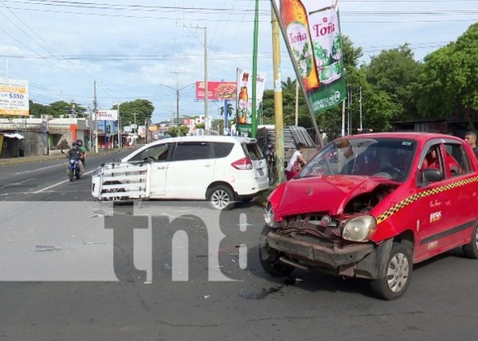 Foto: Imprudente taxista se pasa el semáforo en rojo en Managua/TN8