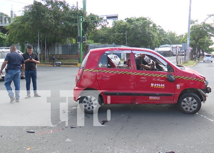 Foto: Imprudente taxista se pasa el semáforo en rojo en Managua/TN8