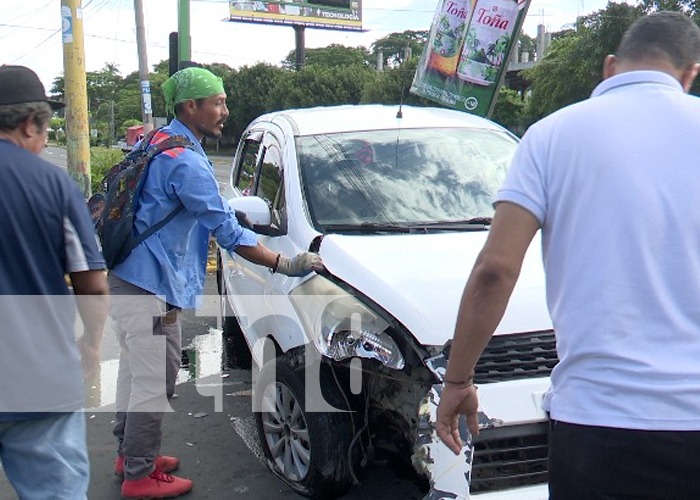 Foto: Imprudente taxista se pasa el semáforo en rojo en Managua/TN8