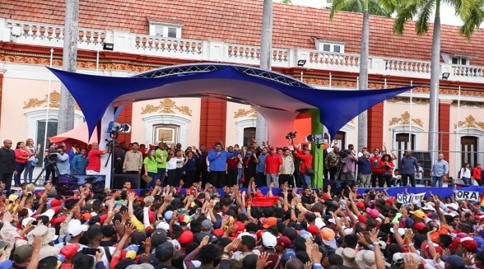 Foto: Nicolás Maduro se une a la gran marcha de estudiantes y juventud en defensa de la Paz /Cortesía