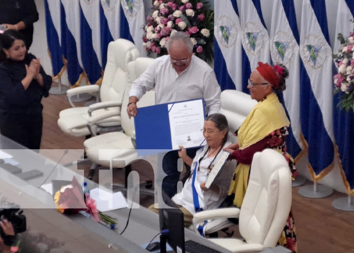 Foto: Condecoración a la guerrillera histórica de Pancasán, Gladys Báez / TN8