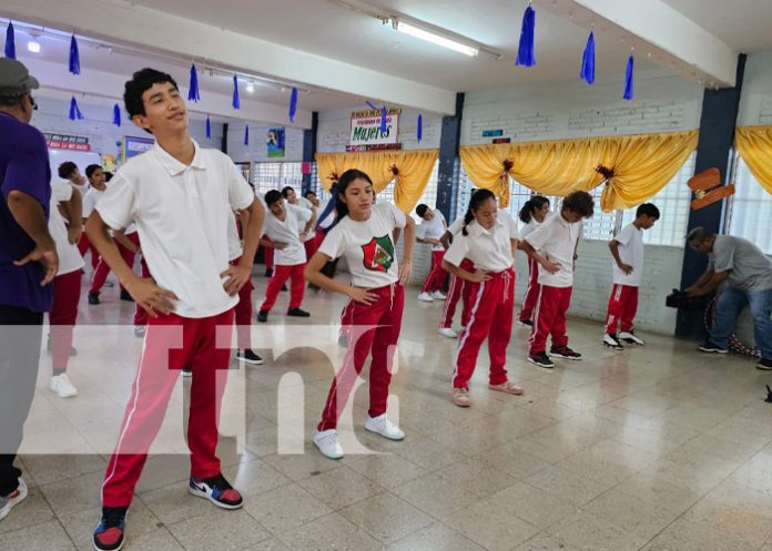 Foto: Ejercicios físicos en el Instituto Ramírez Goyena / TN8