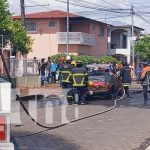 Foto: Camioneta toma fuego en una calle de Granade / TN8