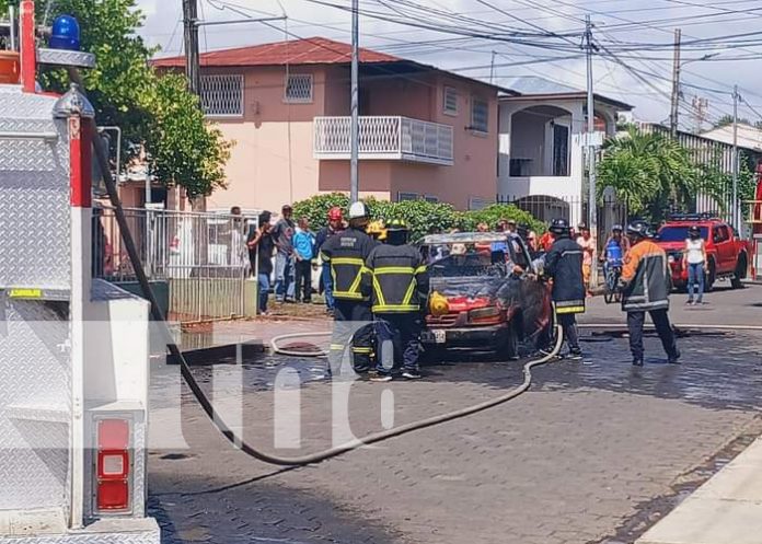 Foto: Camioneta toma fuego en una calle de Granade / TN8