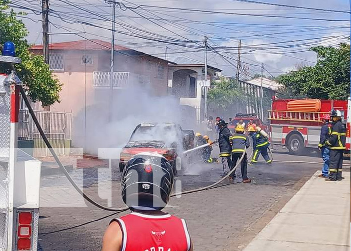 Foto: Camioneta toma fuego en una calle de Granade / TN8