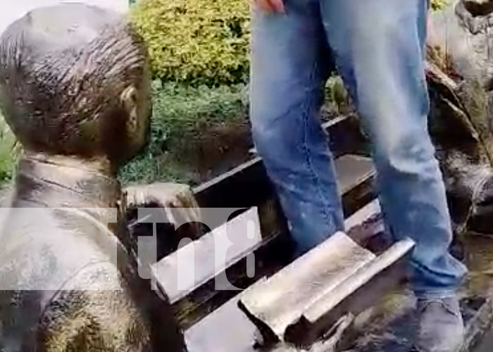 Foto: Deportan a hombre estadounidense por orinar monumento a Rubén Darío en San Juan del Sur / TN8