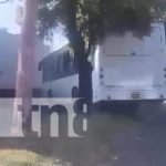 Foto: Conductor de bus comete tremenda irresponsabilidad en la Cuesta El Plomo / TN8