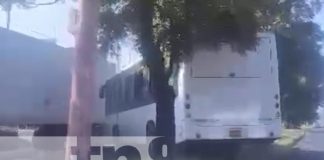 Foto: Conductor de bus comete tremenda irresponsabilidad en la Cuesta El Plomo / TN8