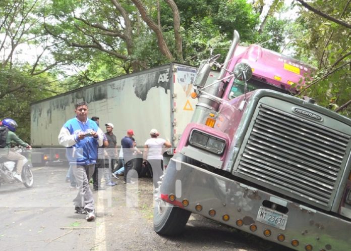 Foto: Motorizado casi muere aplastado por rastra en Estelí / TN8