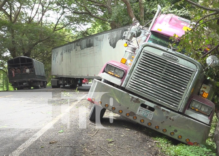 Foto: Motorizado casi muere aplastado por rastra en Estelí / TN8