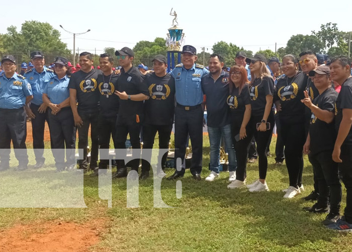 Foto: Softbol con la Policía Nacional / TN8