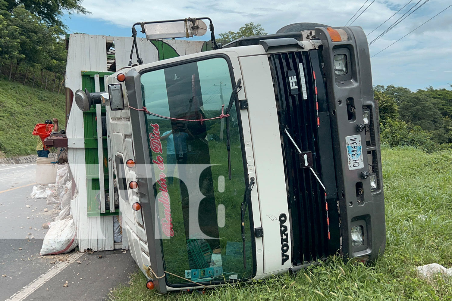 Foto: ¡Vivo de milagro! Tras volcarse camión a un lado de la carretera de Juigalpa a Managua/TN8