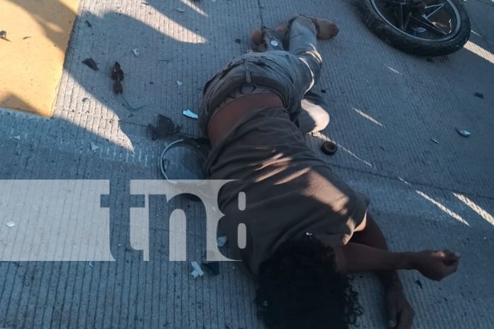 Foto: Hombre se estrelló contra un camión en marcha que se dirigía a Riscos de Oro, en el Caribe Norte/TN8