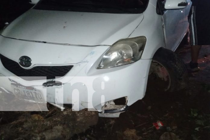 Foto: En Granada, taxi impacta contra un puesto de fritanga/TN8