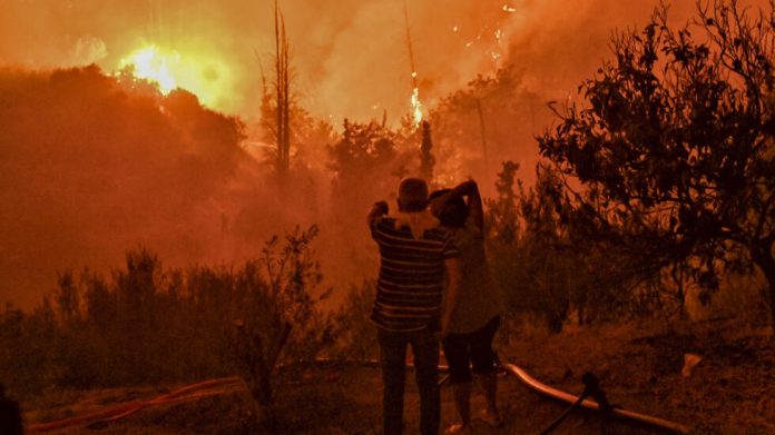 Foto: Incendio descontrolado en Grecia cobra la vida de dos hombres