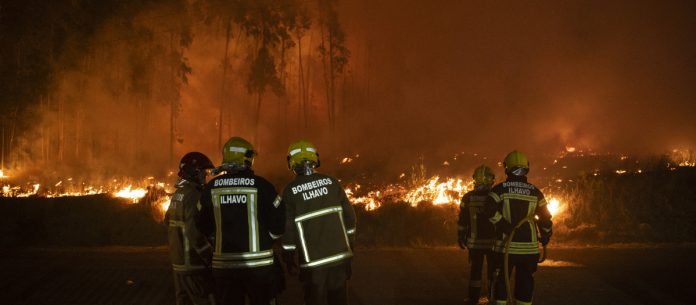 Foto: Portugal lucha contra más de 40 incendios forestales incontrolables