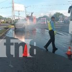 Foto: El rápido actuar de bomberos evita una catástrofe mayor en la rotonda Cristo Rey/TN8