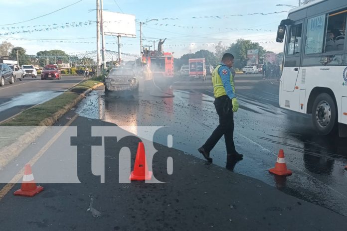 Foto: El rápido actuar de bomberos evita una catástrofe mayor en la rotonda Cristo Rey/TN8