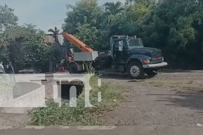 Foto: Vehículo va a parar al fondo de una canaleta en Ciudad Sandino/ TN8