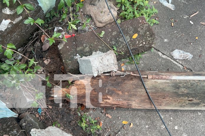 Foto: Camión derriba poste y cables del tendido eléctrico caen sobre motociclista en Juigalpa/TN8