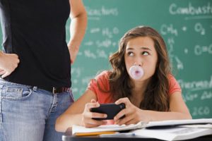 Foto: Estudiantes franceses guardan sus celulares para mejorar concentración