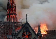 Foto: Fuerte incendio arrasa una antigua iglesia en Francia /Cortesía