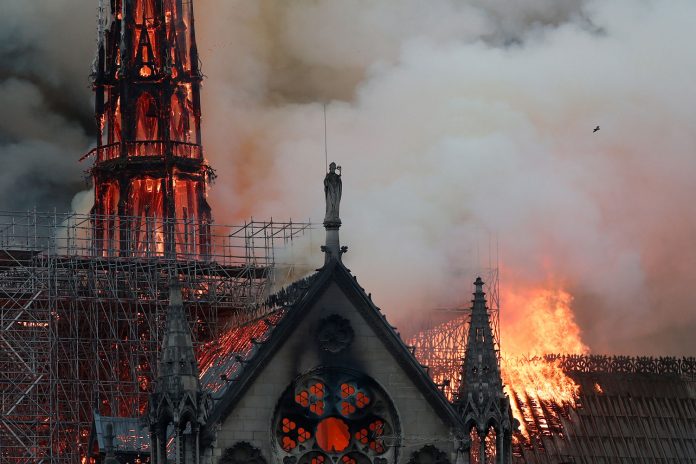 Foto: Fuerte incendio arrasa una antigua iglesia en Francia /Cortesía