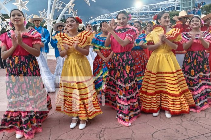 Foto: ¡Día Nacional del Huipil! Bailarines de todo el país engalanan la Plaza de la Revolución/TN8