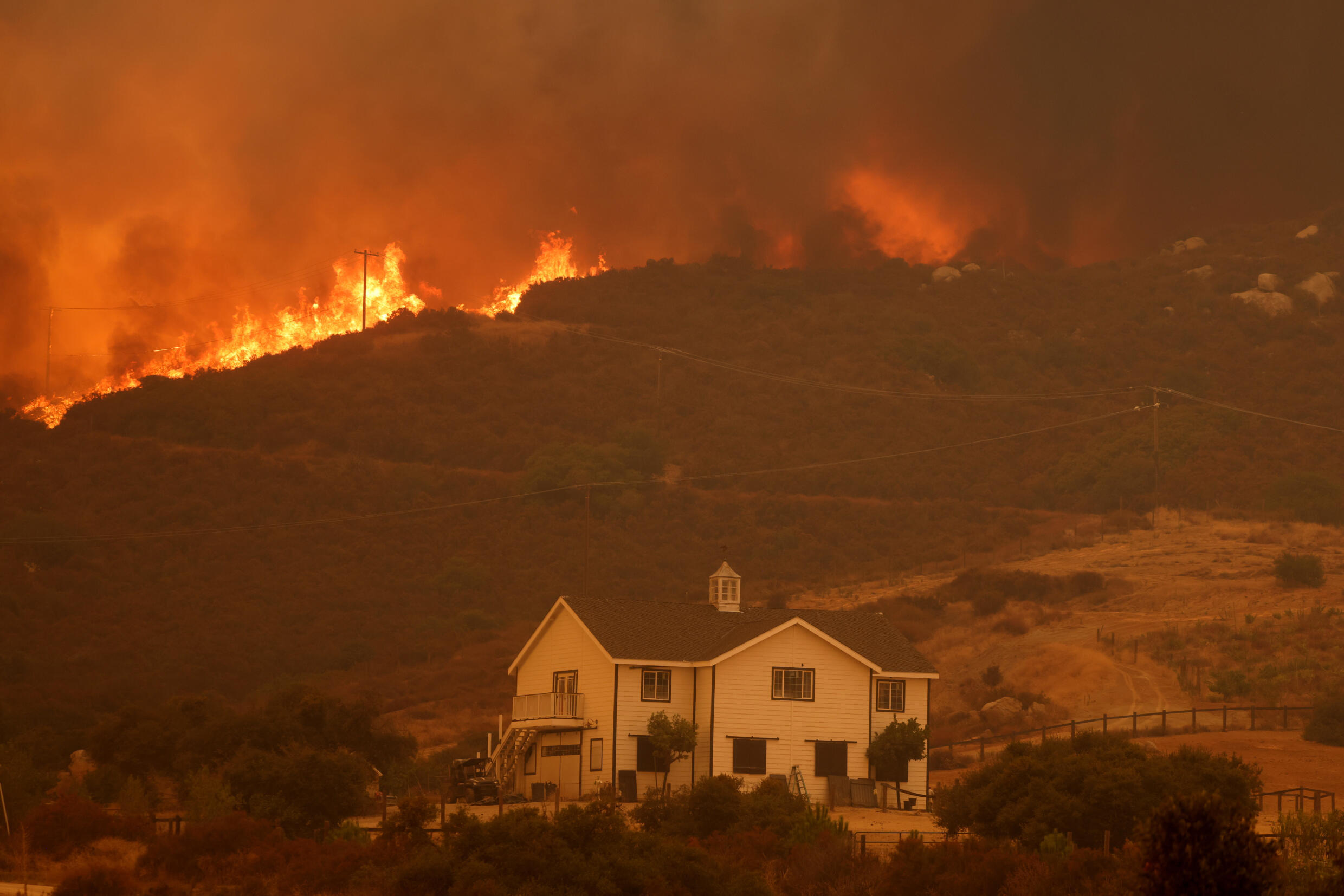 Foto: Incendio "Bridge" arrasa 33 casas y causa evacuaciones en Los Ángeles