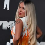 Karol G se quitó el vestido y posó en ropa interior después de los VMAs