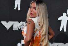 Karol G se quitó el vestido y posó en ropa interior después de los VMAs